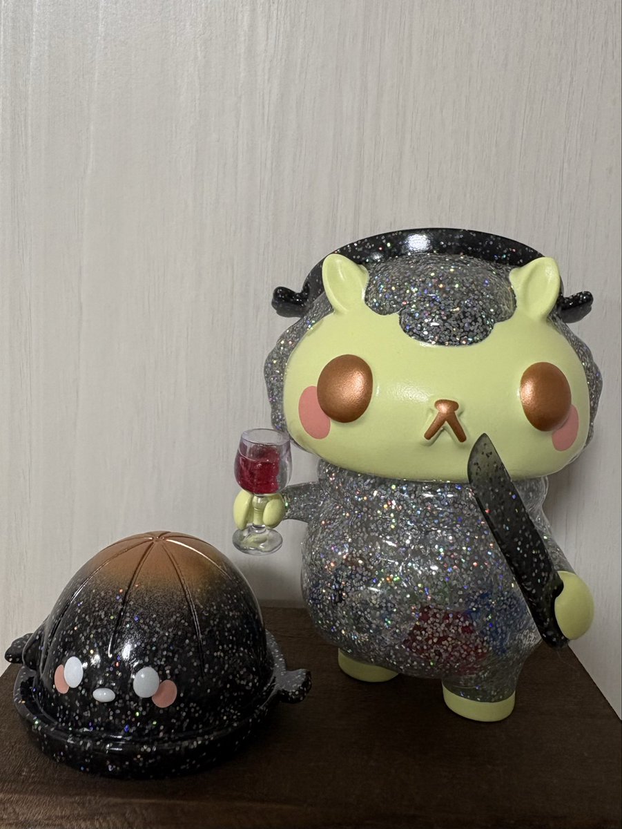 raspberry_belle's tweet photo. 新ジンさんお迎えしましたー🥰
実物は写真よりキラキラしててシャカシャカでかわいい🩷

連休お店に行けなかったからオンラインありがたいです
そろそろコレクションケースと金屏風を追加しないと…
#ジンギスカンのジンくん https://t.co/y62WehI1AB