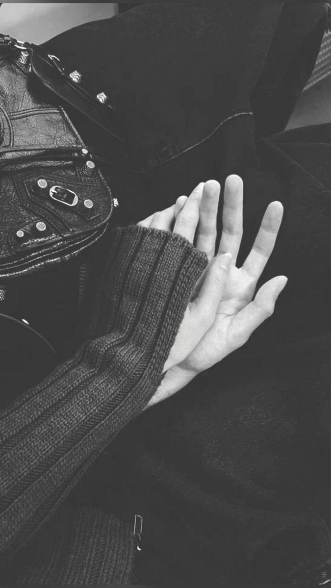 Yinsensexs's tweet photo. Quando eu olho pra lua, ela fica tão pequena perto do que eu sinto. Você não é só o pai do meu bebê ou sei lá, alguém que eu acabei beijando... É o homem que eu amo

@Versosvivaz https://t.co/t4qALIqP98