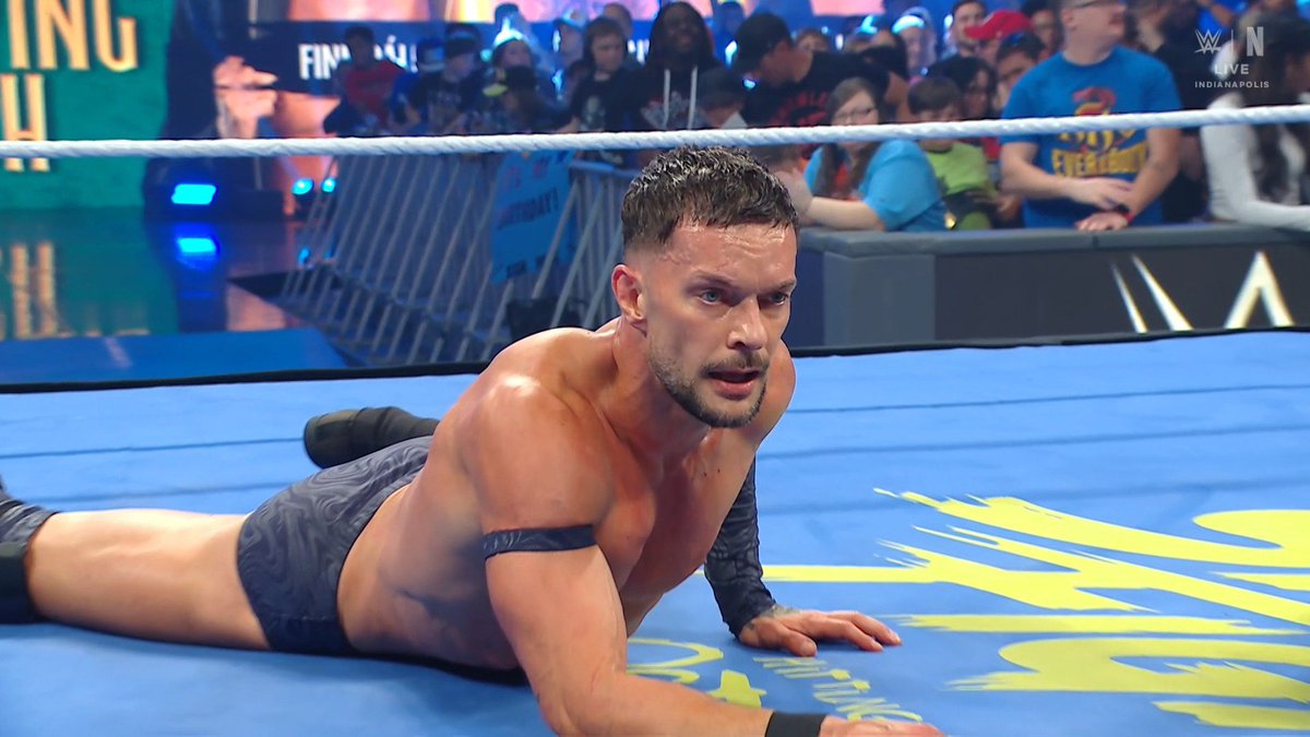 TIMWrestling's tweet photo. Como se cagaron a Finn Bálor #SDCL #Smackdown
https://t.co/nrI6UqrKEo https://t.co/okQ3ThKsyL