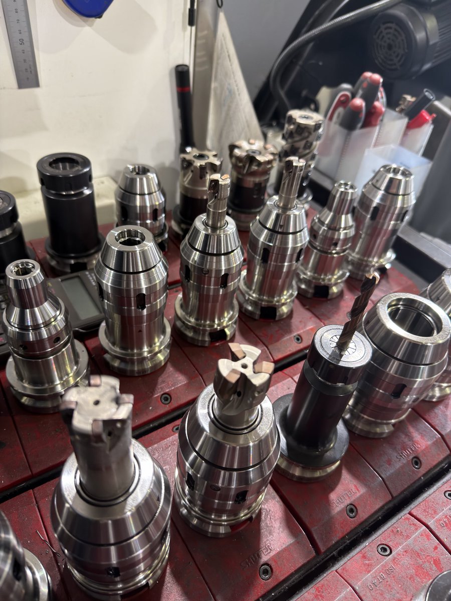 kondoironworks's tweet photo. プロの目は鋭く、
そして少し怖い。

同じものを見ても、
プロは「見る場所」が違います。

先日、工具業界のスペシャリストが
弊社の工場を見学されました。

機械を見る。
ワークを見る。

普通なら、まずそこだと思います。

でも、その方が最初に見たのは——

「切りくず」でした。

そしてツーリングラックをサッと見る。

その瞬間、
「あ、この人は違う」
と思いました。

後で聞くと、
切りくずやツーリングを見れば、
その工場の考え方はかなり見えてくるという。

工具の選び方。
突出しの長さ。
剛性の持たせ方。
そして、出ている切りくず。

一見、何でもないところに
普段の仕事は出てしまう。

そして、おそらくプロが見ているのは
そこだけではありません。

ほんの少し見ただけで、
「どこまで話が通じる相手なのか」まで判断する。

基礎から説明するのか。
それとも、いきなり本題に入れるのか。

見るべき場所を瞬時に見抜き、
その後の会話まで変えてしまう。

これは製造業に限らず、
どんな世界のスペシャリストにも
あることなのかもしれません。

経験を積むほど、
見るものが増えるのではなく、
「見るべき場所」が研ぎ澄まされていく。

そして少し怖いのは、

こちらが何も説明していないのに、
すでに何かを判断されているということ。

何が、どこまで見えているのか。
こちらからは分からない。

だから、

プロの目は鋭く、
そして少し怖い。

#見えないものづくり #ものづくり