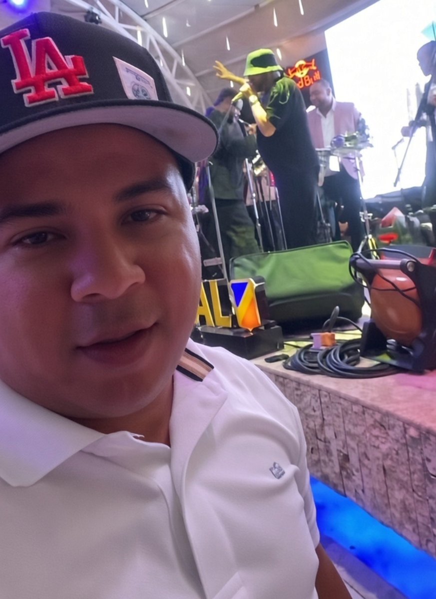 Edwarda77427936's tweet photo. Dios mio Philippe es un psicópata 
(chófer de julian compartiendo, con su jefe) tal ves calculando como se quedaría con la cadena y el dinero https://t.co/8a0ALfWU5M