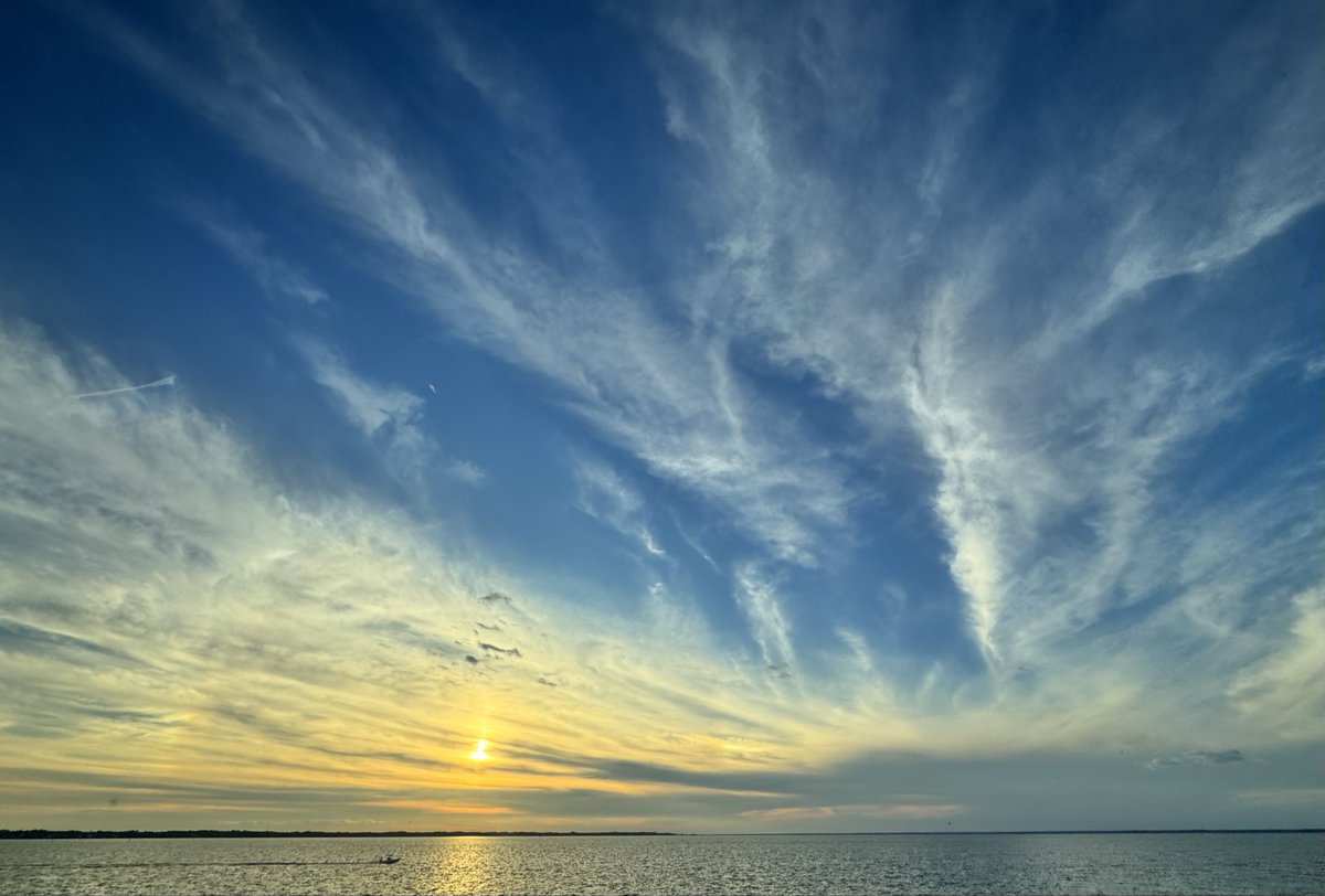 JenLovesTheSky's tweet photo. Sunset over Choctawhatchee Bay in Walton County this evening. #FLwx 
@ChrisSmithPW @spann @StormHour @ThePhotoHour @rzweather @MetDavidPaul https://t.co/LuLb4XskIp