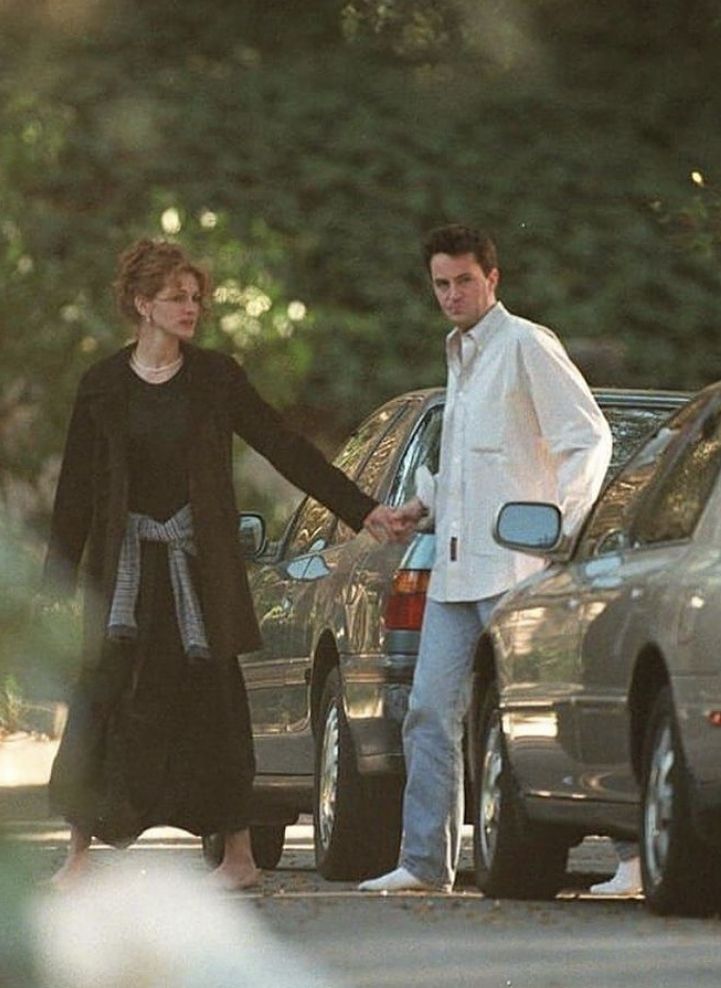 ChandlerBing_12's tweet photo. Matthew Perry pictured with Julia Roberts in the 90s https://t.co/7UwIjDsMqC