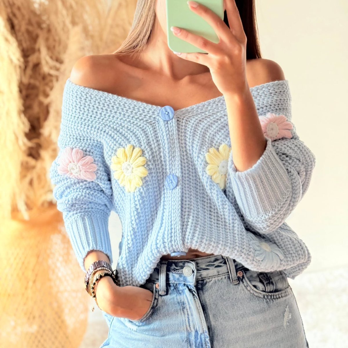 EusebioBeaorg's tweet photo. Lightweight knit sweater with a contrasting polo collar, V-shaped lapel, and a lovely mini-heart pattern. 100% Colombian craftsmanship with excellent-quality finishes. The preppy Polo style is trending strongly, while the heart detail adds a https://t.co/y0jNf67vfq