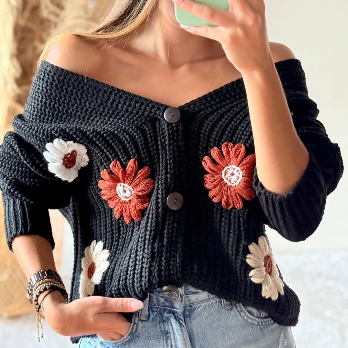EusebioBeaorg's tweet photo. Lightweight knit sweater with a contrasting polo collar, V-shaped lapel, and a lovely mini-heart pattern. 100% Colombian craftsmanship with excellent-quality finishes. The preppy Polo style is trending strongly, while the heart detail adds a https://t.co/y0jNf67vfq