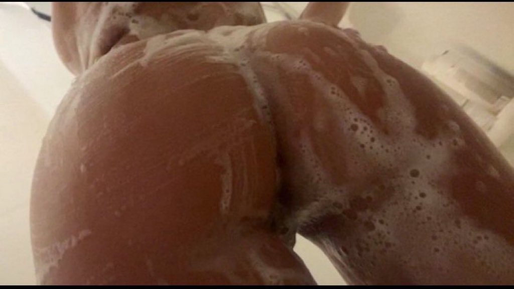 Sandrafeyg's tweet photo. Do you want to come shower with me? https://t.co/CTAz7AqJXk