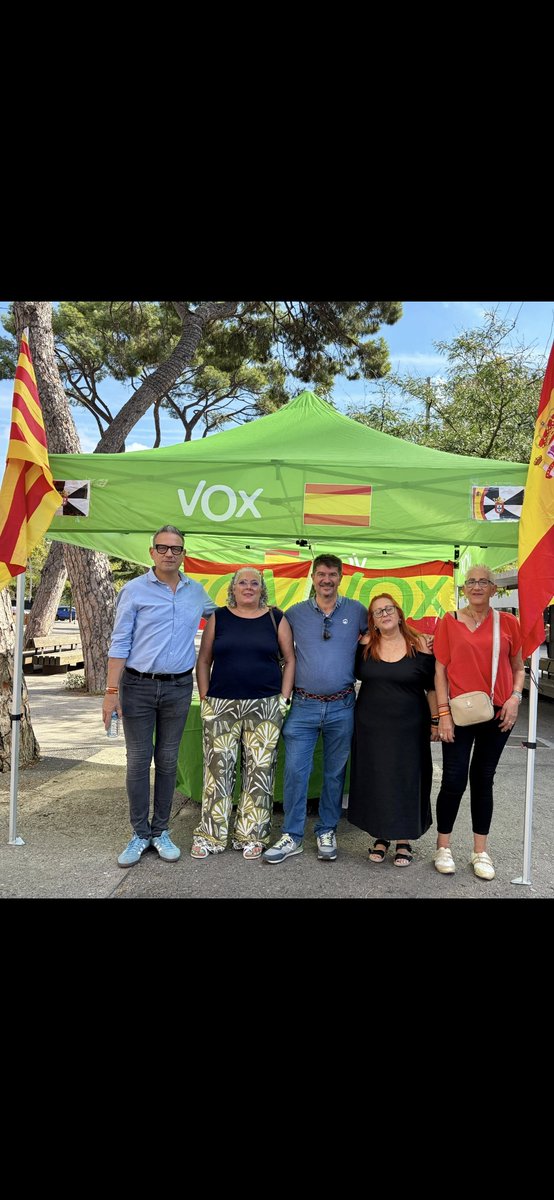 santako76's tweet photo. Bonita mañana en la carpa de vox cerdanyola.
Dándole apoyo a  @OscarConde9603 https://t.co/GiqAms3WKX