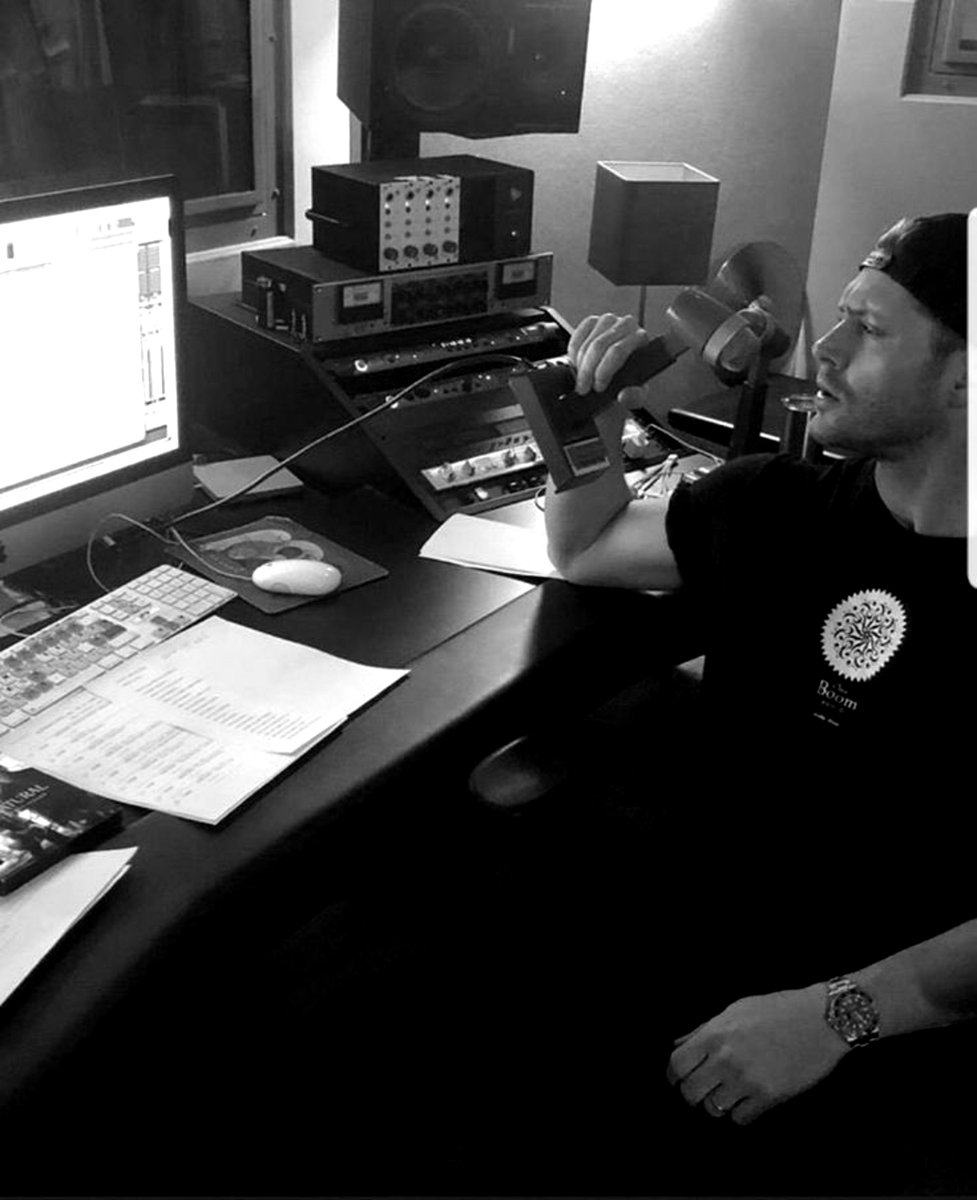famousdesires's tweet photo. Hard at work. https://t.co/qhDUsYWTLd