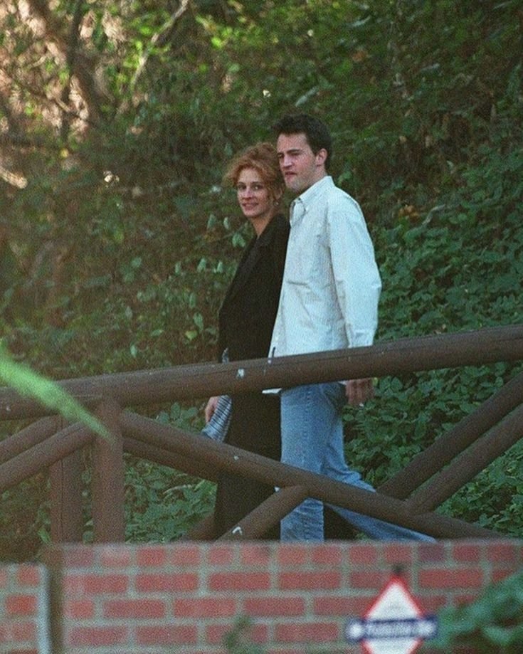 ChandlerBing_12's tweet photo. Matthew Perry pictured with Julia Roberts in the 90s https://t.co/7UwIjDsMqC
