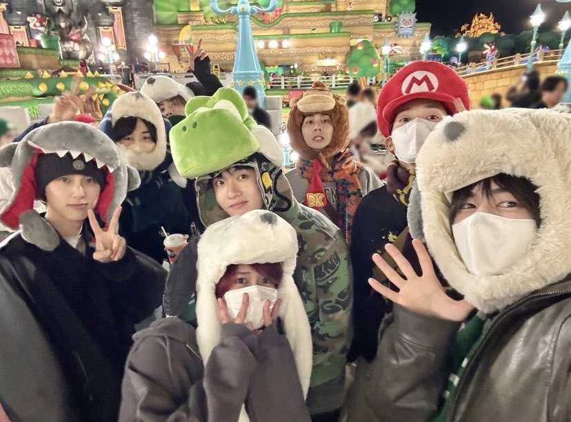 1n1Romu's tweet photo. フェンファン「一回だけメンバーと行きました（USJ）」
谷原さん「メンバーと行くの...？」
（ニュアンス）

メンバー８人でプライベートで行ってます☺️
#sundayブレイク. 
シュウ・フェンファン https://t.co/96aXwTkEaz