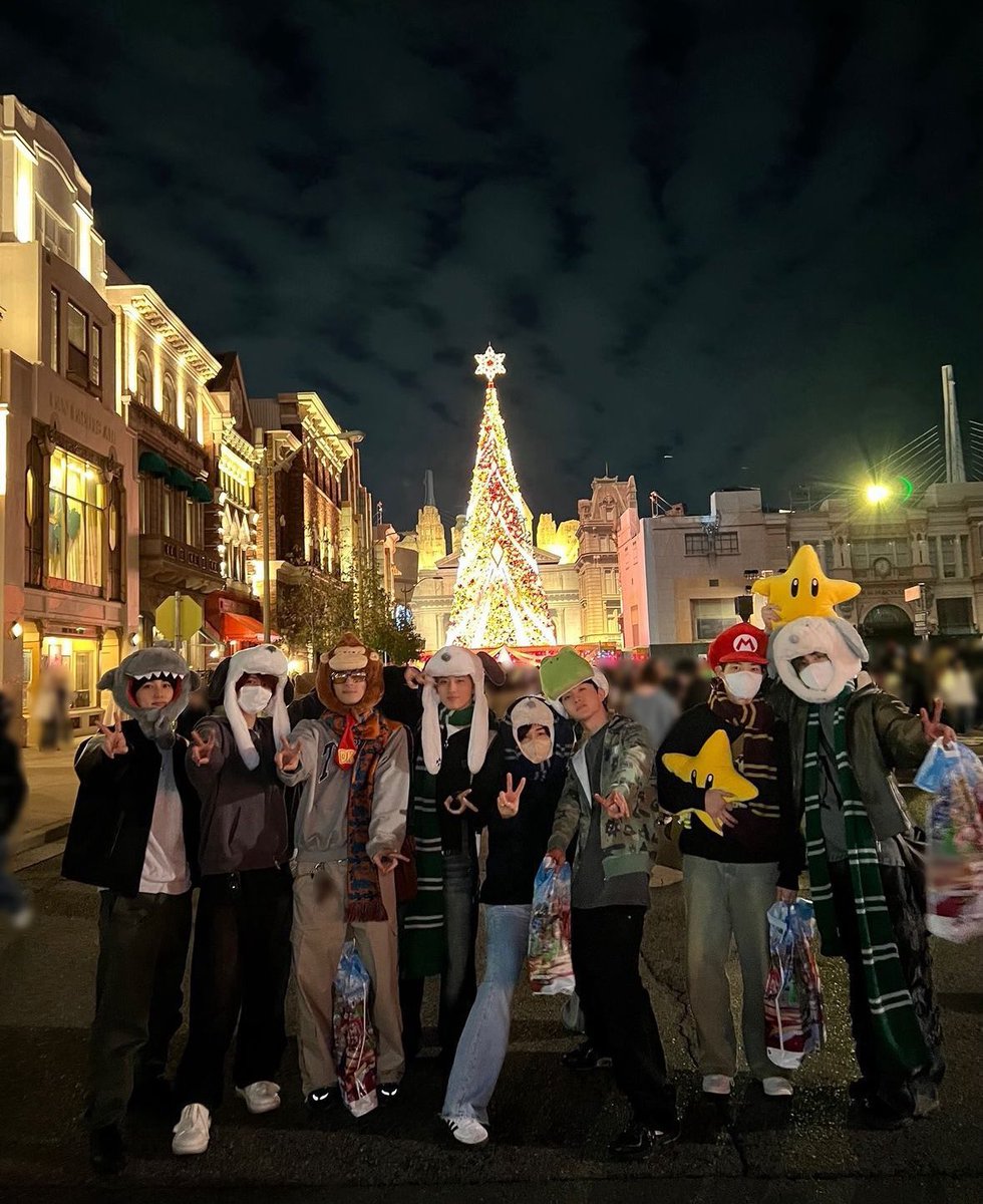 1n1Romu's tweet photo. フェンファン「一回だけメンバーと行きました（USJ）」
谷原さん「メンバーと行くの...？」
（ニュアンス）

メンバー８人でプライベートで行ってます☺️
#sundayブレイク. 
シュウ・フェンファン https://t.co/96aXwTkEaz