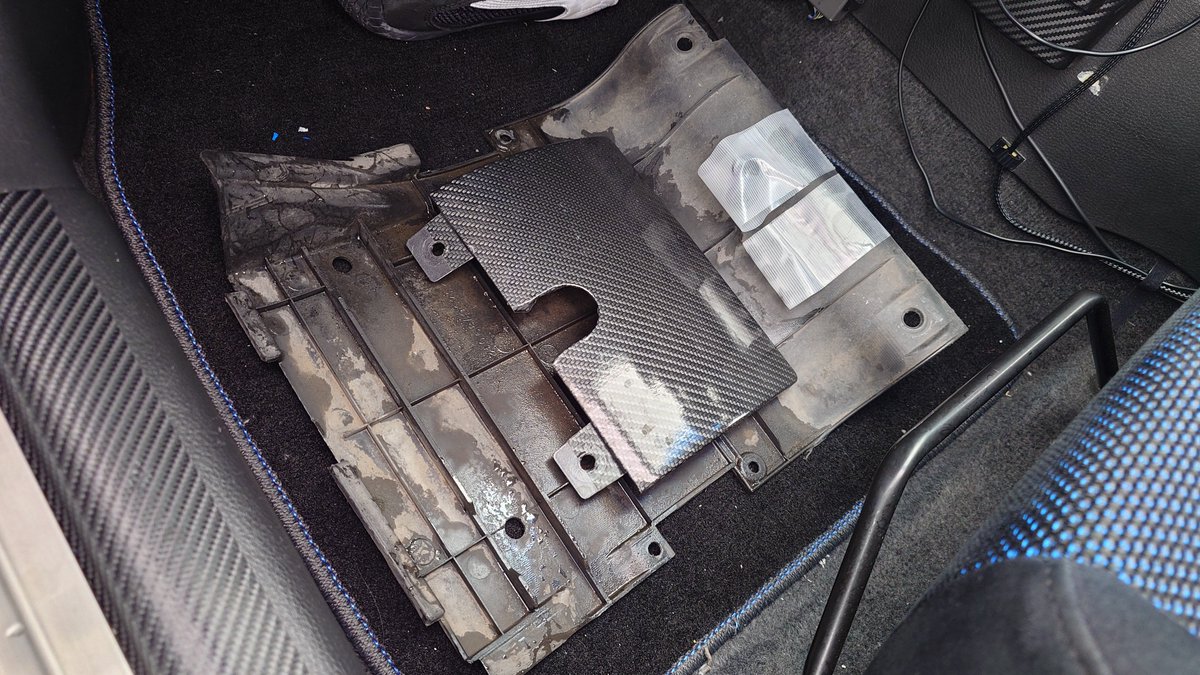 Mo_Evo7's tweet photo. 手荷物まとめて牽引フック露出させて待機。
砂と泥が酷いこと。 https://t.co/hHORDkkzdI