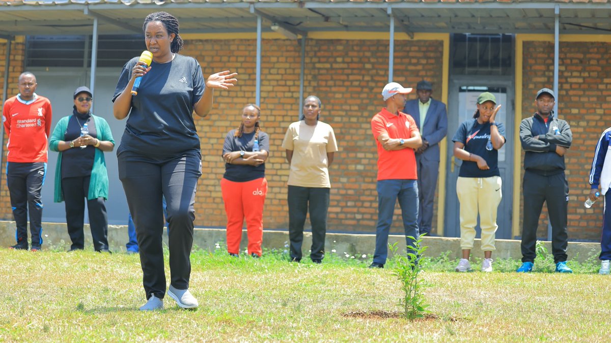 chu_butare's tweet photo. Uyu munsi, @chu_butare twakoze umuganda wibanze ku isuku y'ibikoresho byifashishwa mu buvuzi. Nyuma y'umuganda twaganiriye ku mishinga iri gukorwa n'iteganyijwe hagamijwe kurushaho kunoza ireme rya serivisi. https://t.co/CcalmtX8lF