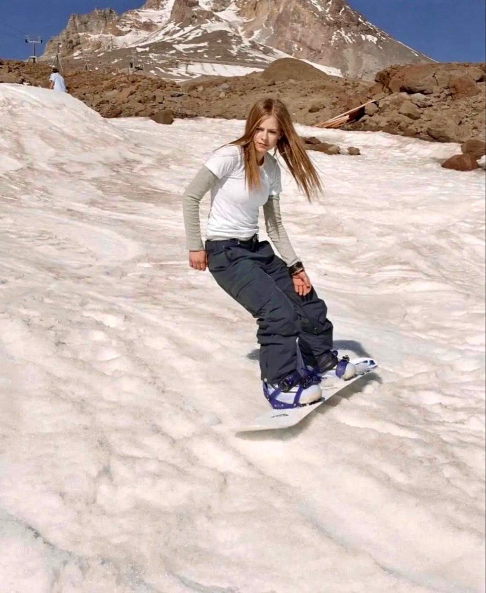AlbumAura's tweet photo. Avril Lavigne snowboarding for a photoshoot ~2002🏂 https://t.co/vbsM2HOrbm