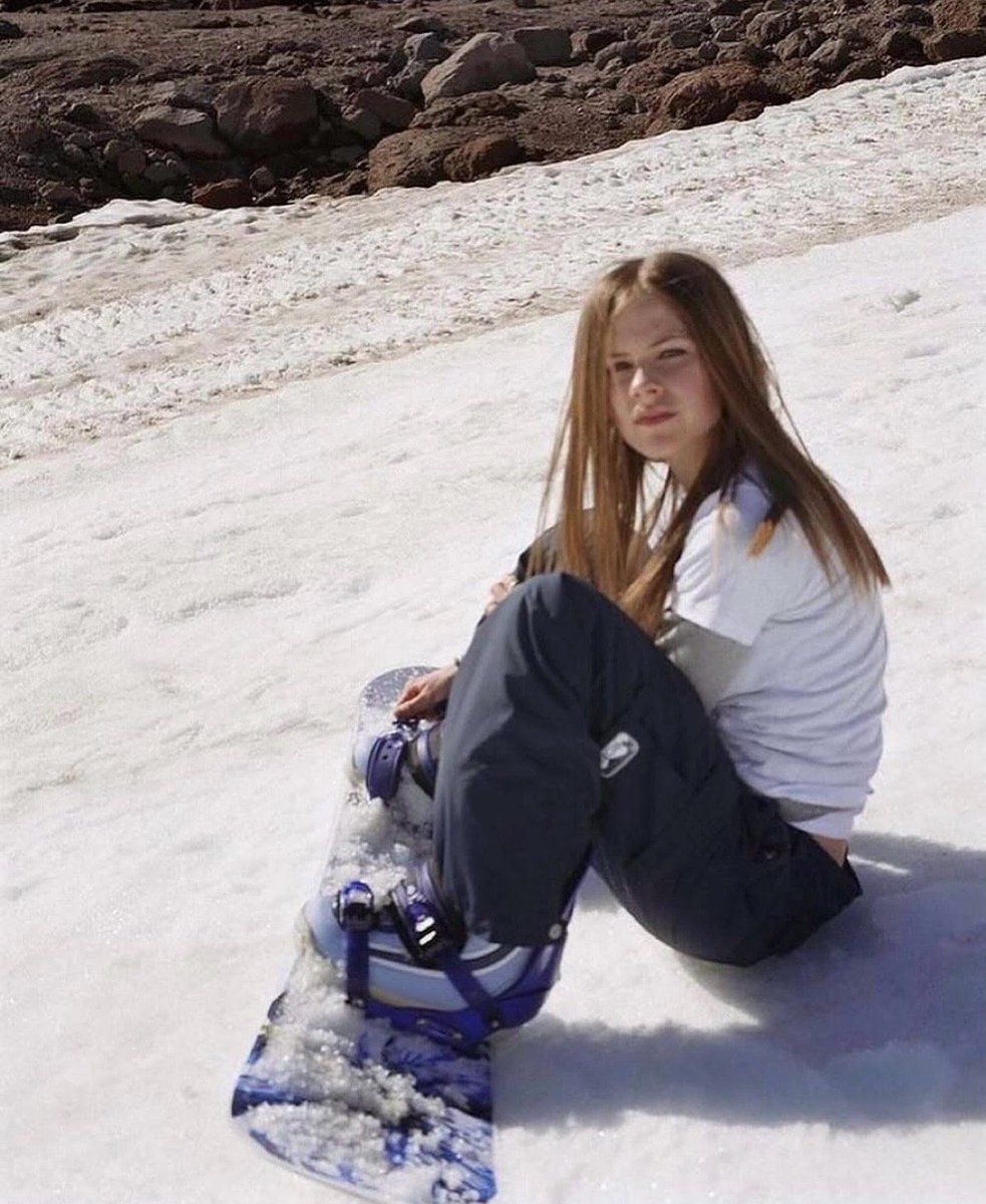 AlbumAura's tweet photo. Avril Lavigne snowboarding for a photoshoot ~2002🏂 https://t.co/vbsM2HOrbm