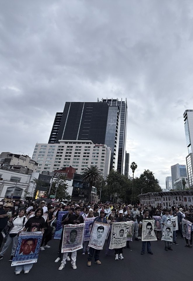 SinEmbargoMX's tweet photo. Madres, padres y familiares de los 43 normalistas desaparecidos de Ayotzinapa inician la marcha desde el Ángel de la Independencia hacia el Zócalo de la Ciudad de México, para exigir verdad y justicia a 12 años de los hechos ocurridos en Iguala, Guerrero.

📸  @paezvarela https://t.co/qjyqb7UuiS