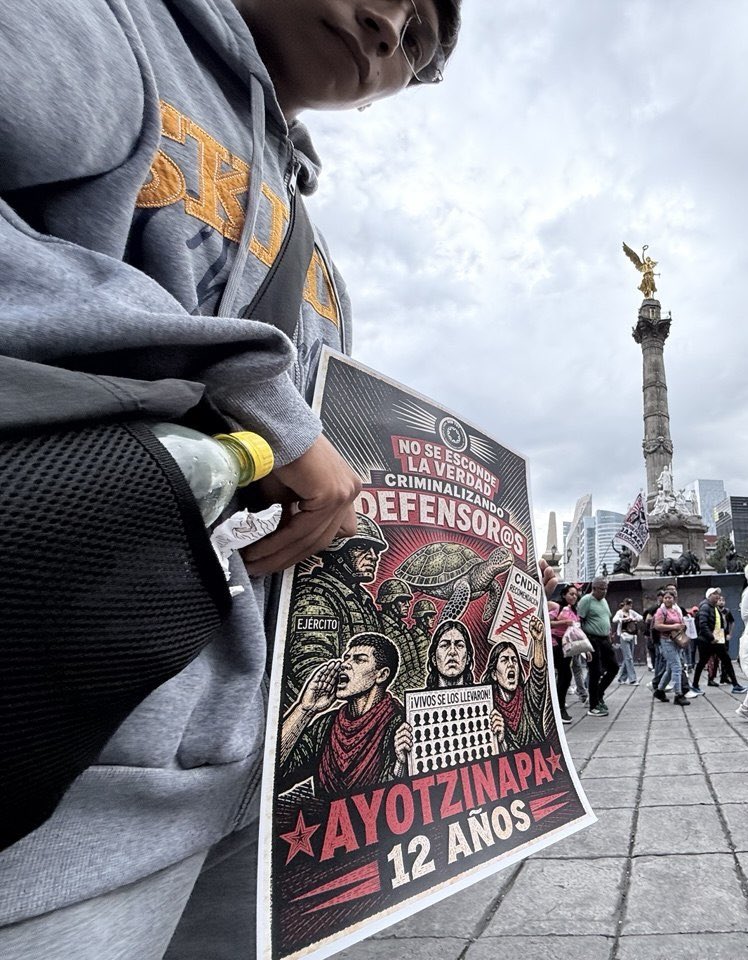 SinEmbargoMX's tweet photo. Madres, padres y familiares de los 43 normalistas desaparecidos de Ayotzinapa inician la marcha desde el Ángel de la Independencia hacia el Zócalo de la Ciudad de México, para exigir verdad y justicia a 12 años de los hechos ocurridos en Iguala, Guerrero.

📸  @paezvarela https://t.co/qjyqb7UuiS