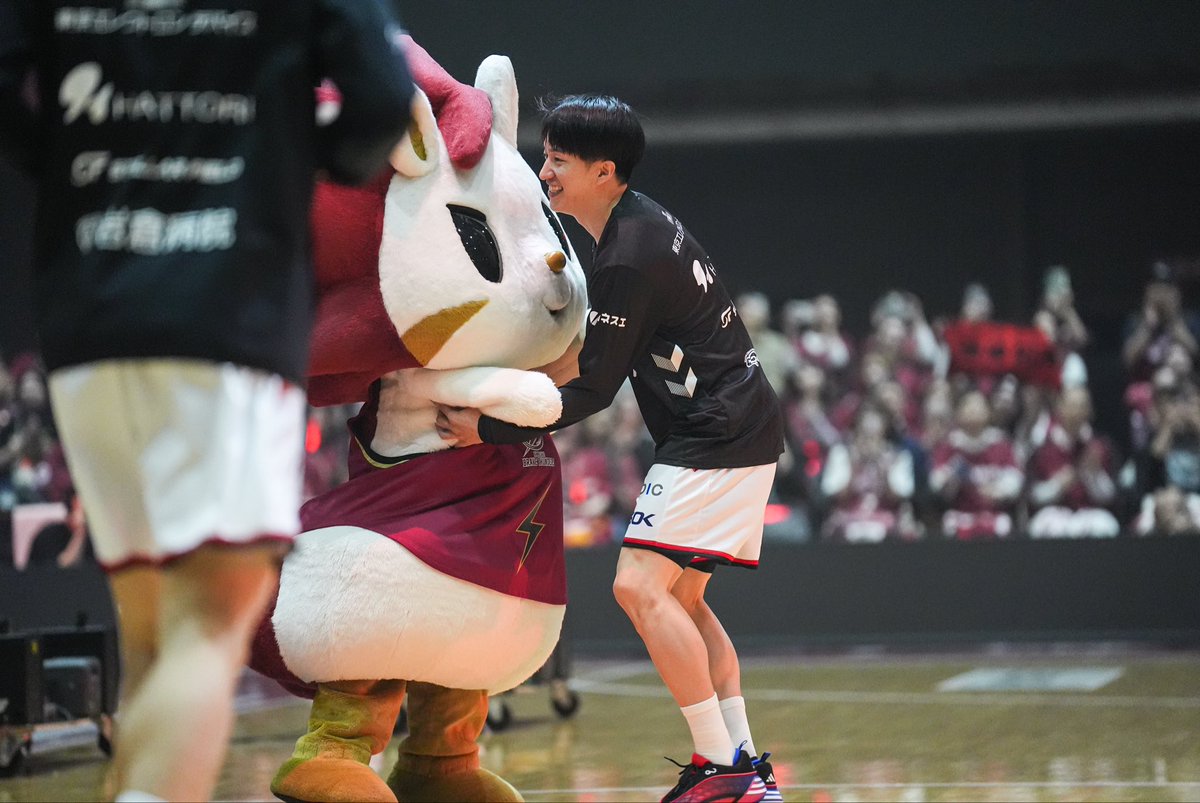 nagoyadolphins's tweet photo. 選手入場時、コートサイドにいたロウルさんの元へ、
迷わずまっすぐに向かった齋藤選手をどうぞ🤫🔋❤️‍🔥
#齋藤拓実 選手 #ロウル #たくみん https://t.co/alhjq3wnyY