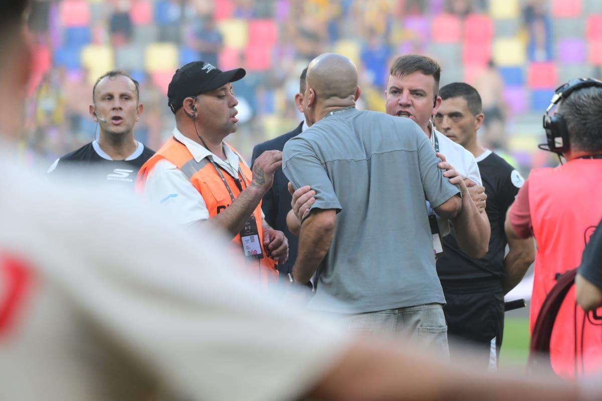 LANACION's tweet photo. Ya nadie le cree al fútbol argentino: la tarde que debería indicar el principio del fin https://t.co/rwc0OCXLg3 https://t.co/iIOg4jMMaP