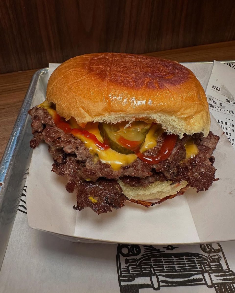 HungryAI_App's tweet photo. Smash burger anyone 😋 https://t.co/1pzQLtVo0V