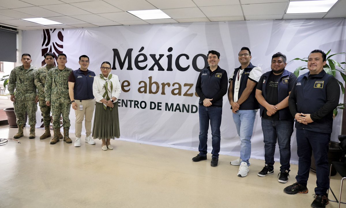 rosaicela_'s tweet photo. Visitamos el centro de mando de #MéxicoTeAbraza, ubicado en @SEGOB_mx, desde donde servidores públicos de la Unidad de Política Migratoria, @GN_MEXICO_ @Defensamx1 y @SEMAR_mx atienden los reportes de incidencias de nuestras paisanas y paisanos que regresan al territorio nacional. 🇲🇽 @Claudiashein @arturomedinap @CarlosVaz89