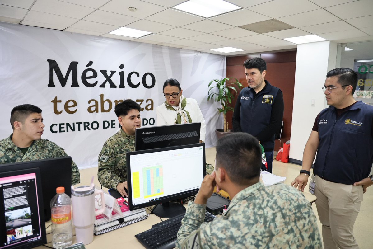 rosaicela_'s tweet photo. Visitamos el centro de mando de #MéxicoTeAbraza, ubicado en @SEGOB_mx, desde donde servidores públicos de la Unidad de Política Migratoria, @GN_MEXICO_ @Defensamx1 y @SEMAR_mx atienden los reportes de incidencias de nuestras paisanas y paisanos que regresan al territorio nacional. 🇲🇽 @Claudiashein @arturomedinap @CarlosVaz89