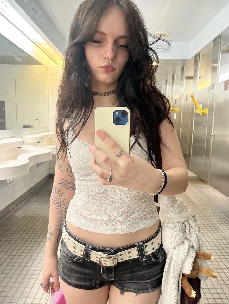 cumsluttaylor54's tweet photo. Flood my dms with dicks plzzzz, any age https://t.co/CctAJX1ewh