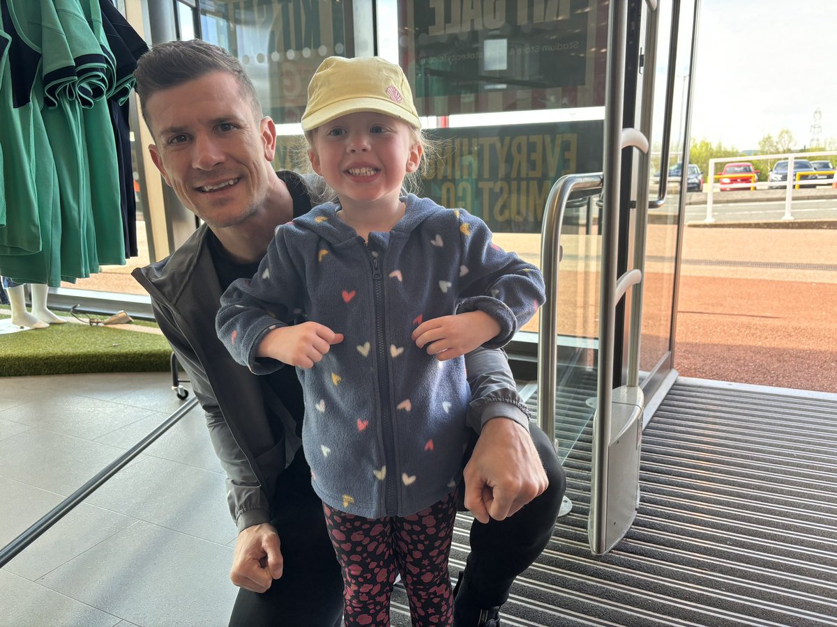 flea79's tweet photo. This is what a champion looks like, a guy who gave his all for our city, he has nothing but time for his fans! Our Nathan, our champion forever @NathanHeaney  #heaney #proud #stoke https://t.co/qHMyKRZi1n