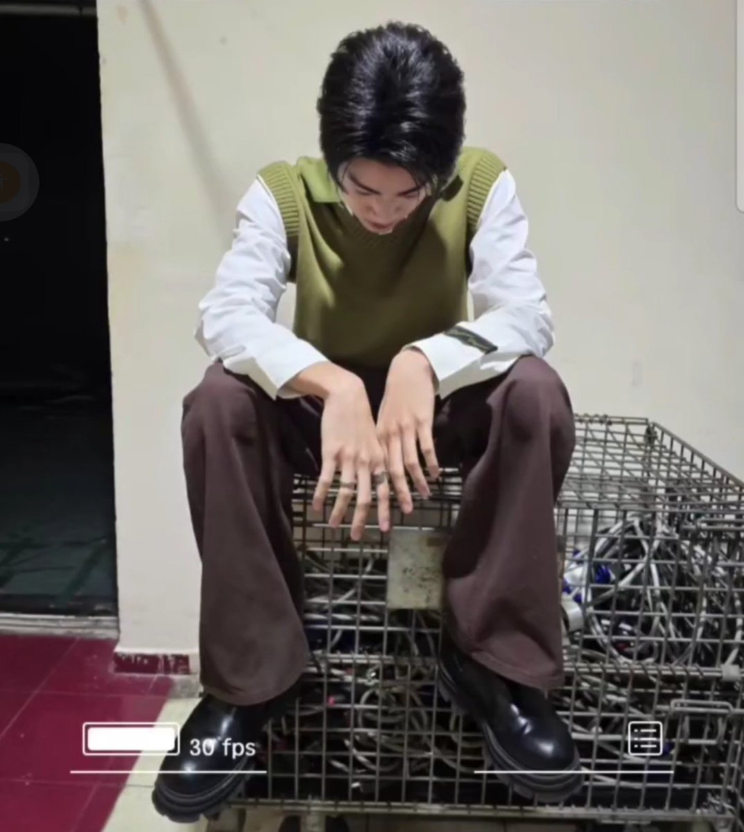esttowesties's tweet photo. this almond and that particular wolf meme ksjakska 😭😭😭 #almondbabybigboy https://t.co/5Llb26H8nU