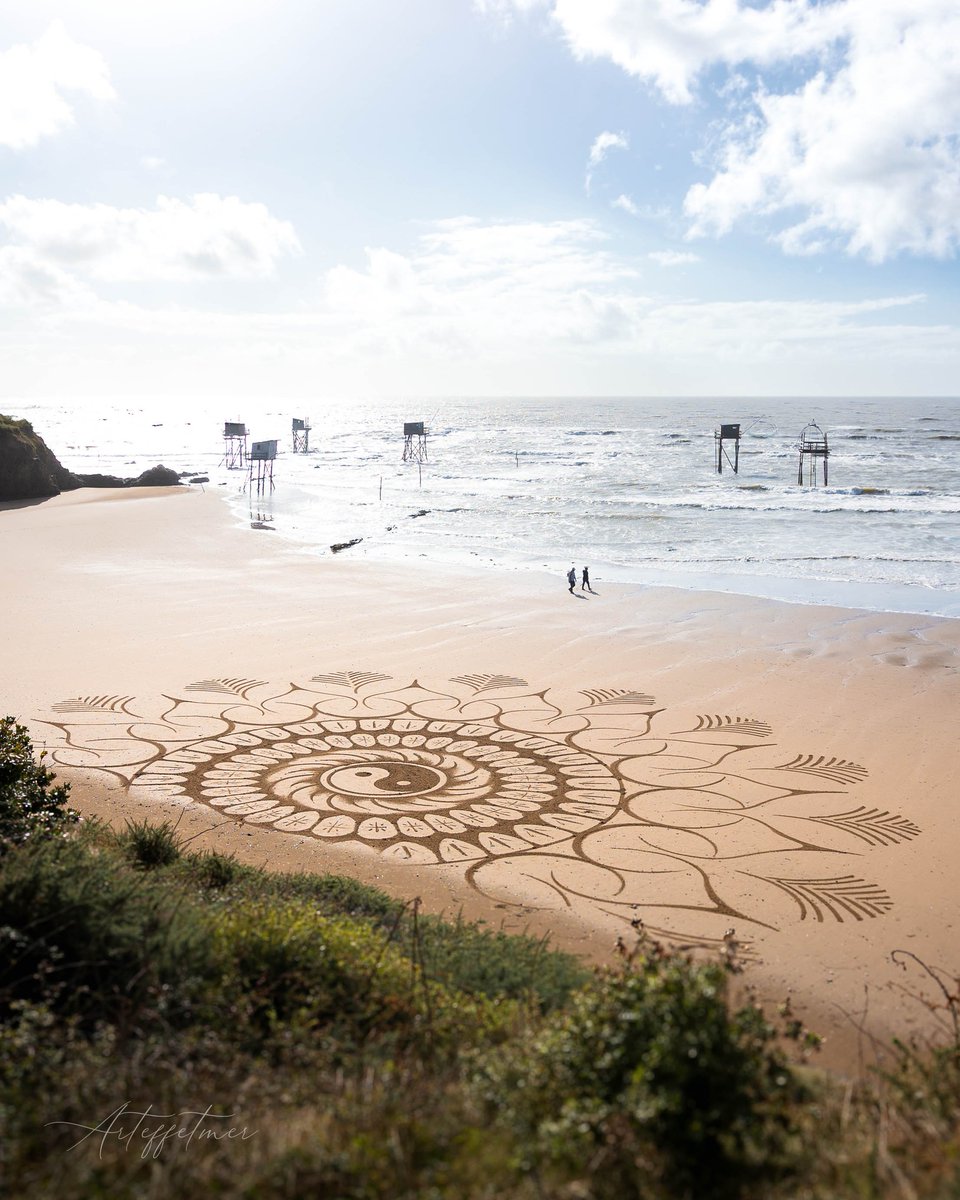 KayleenWeimx's tweet photo. Creating in this unpredictable weather isn’t easy! Yesterday, I went out to draw without any particular idea in mind. I grabbed my rake and camera, then took a walk along the coast, simply enjoying the moment and getting some fresh air. It did me a https://t.co/qu39TdOMVo