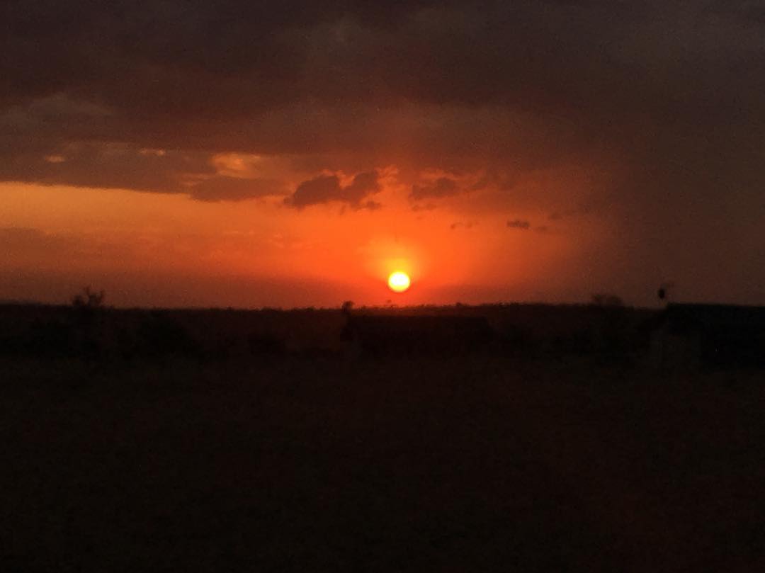 Michelle_ckkk's tweet photo. As the sun sets and dusk falls, who is it that comes to mind? https://t.co/mguR78rUdM