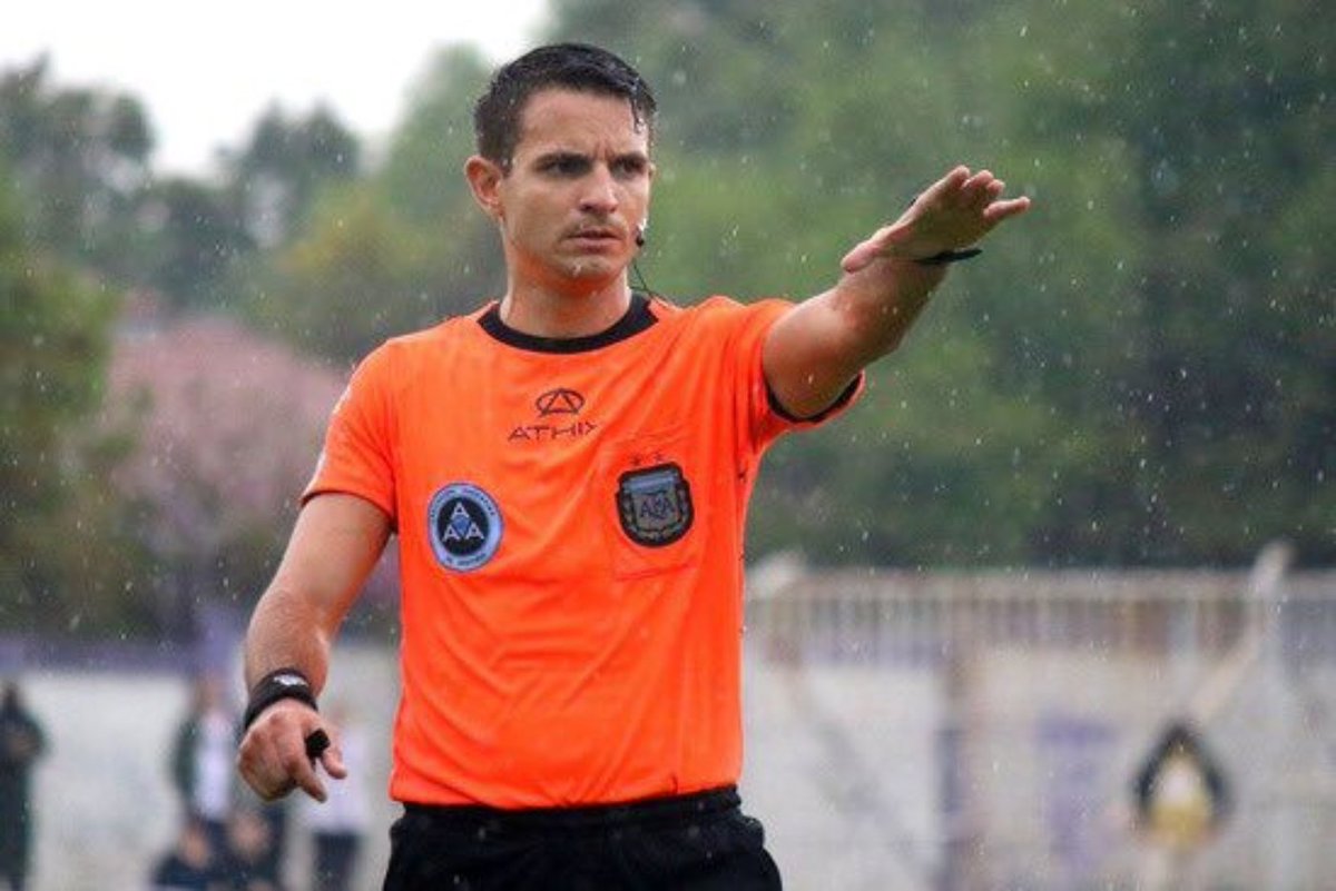 santti_silva's tweet photo. Juan Pafundi a los jugadores y dirigentes de #AllBoys tras el partido: "Me paro de manos con cualquiera".

No, no estoy inventando. Insólito. Son impunes. https://t.co/ZfdyxeXEot