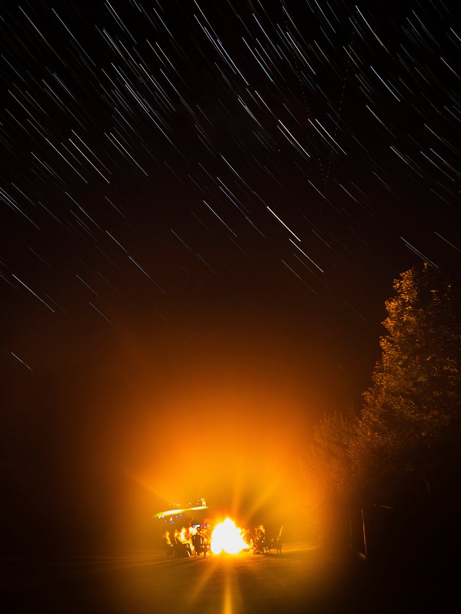 iungseog's tweet photo. [Under the sky, sparks flicker (烁) as tears tear (撕) through the quiet. The advisor’s (谏) words guide, and the distant figure (迪彼) waits for the next light.] https://t.co/ieoW0H6n5v