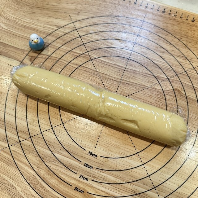 blackdog1tokyo's tweet photo. クッキー生地はお菓子の生地ですが、クッキー生地をパンの上にかぶせて焼けば、メロンパンを作る事が出来ます🙂

いちごパウダーや抹茶を混ぜれば、特別な味・色を持ったクッキー生地を作れるので便利なレシピですよっ😆

👇作り方
https://t.co/0kbpauIFfq https://t.co/aYEiNOebyG