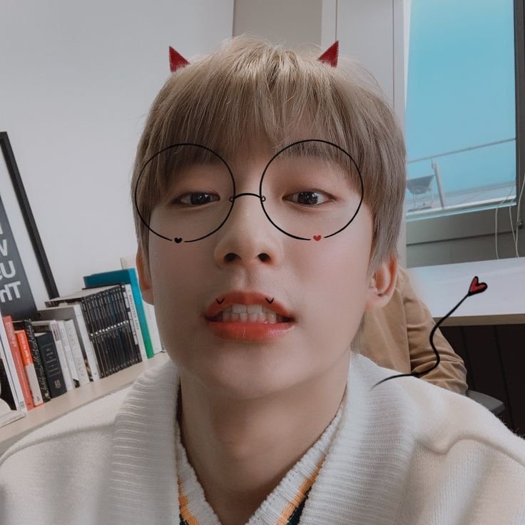 ektjta's tweet photo. 이런 스노우 필터 초딩 필터 그때 그 시절 필터가 정맬로좋음
요즘 느낌 낭낭할 것만 찾아볼 거면 제가 2.5세대 아이도루 안 좋아햇조... 물론 머든 좋지만 그냥난이감성에빠져쥭고파...... https://t.co/9oj6XbTnGK