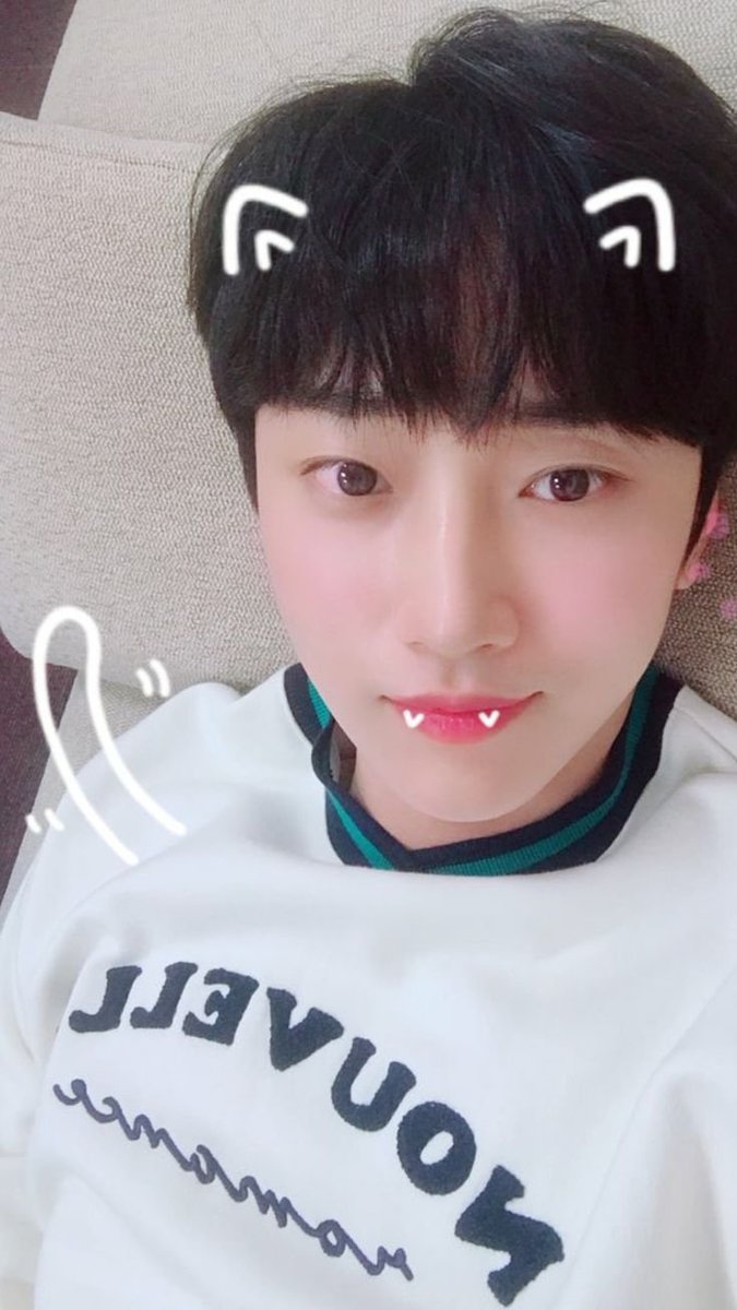 ektjta's tweet photo. 이런 스노우 필터 초딩 필터 그때 그 시절 필터가 정맬로좋음
요즘 느낌 낭낭할 것만 찾아볼 거면 제가 2.5세대 아이도루 안 좋아햇조... 물론 머든 좋지만 그냥난이감성에빠져쥭고파...... https://t.co/9oj6XbTnGK