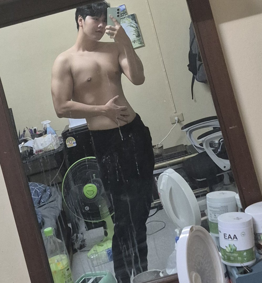 TheDot54006's tweet photo. อันนิ้ลงอวดหุ่น ห้องรกนิ้นึ ขออภัย https://t.co/yzfrPTVRfI