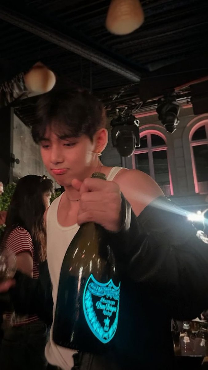 MinZhaiDiary's tweet photo. Au Taekook

Dónde TH y JK se conocen en un baile sonidero en la CDMX y TH va cada viernes y sábado con la esperanza de poder verle de nuevo y de ser así, tener la oportunidad de hablarle y conocerle.
#Taekook #au #romance https://t.co/omN2BnV8Yx