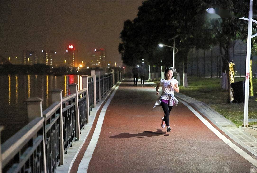 LaylaInverso's tweet photo. Today I hit my daily running goal despite the pouring rain! No excuses mean no limits. https://t.co/jfdLW98zNT