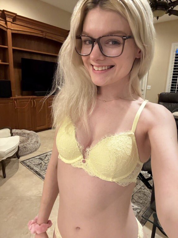 MayaPryce8h1's tweet photo. Happy weekend 💕 https://t.co/57iyVWNYxh