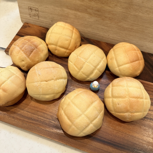blackdog1tokyo's tweet photo. 今回は「厚焼きクッキー生地のさくさくメロンパン」というレシピを少し改良して、改めて作り直したので紹介したいと思います🙂

今回はプレーンのメロンパンですが、クッキー生地にいちごや抹茶の味をつけても美味しいですよ😆

👇作り方
https://t.co/DtdkXDowmg https://t.co/IAoRzBr3TG