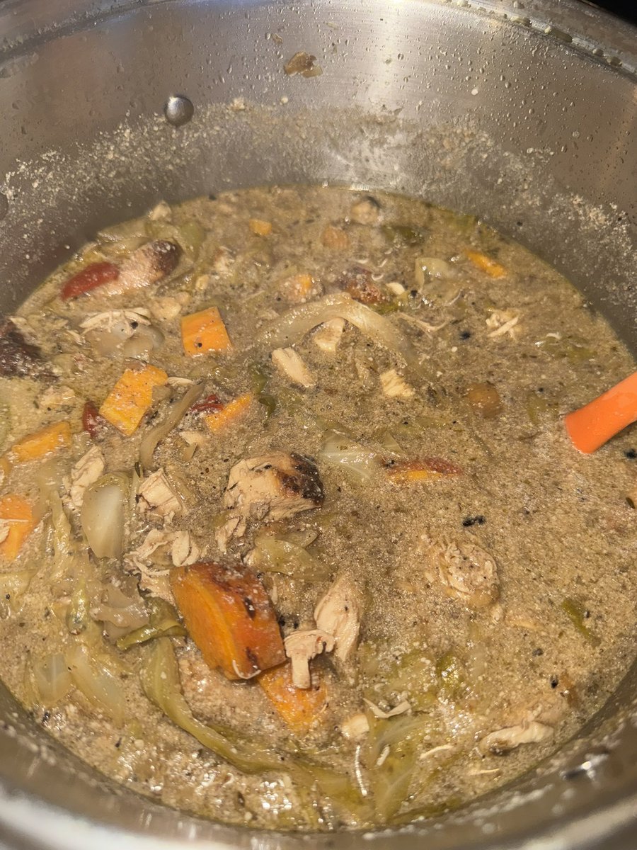 ferqalicious's tweet photo. not the most appetizing photos but yummy and had 3 bowls so far https://t.co/g5RUEVm23p