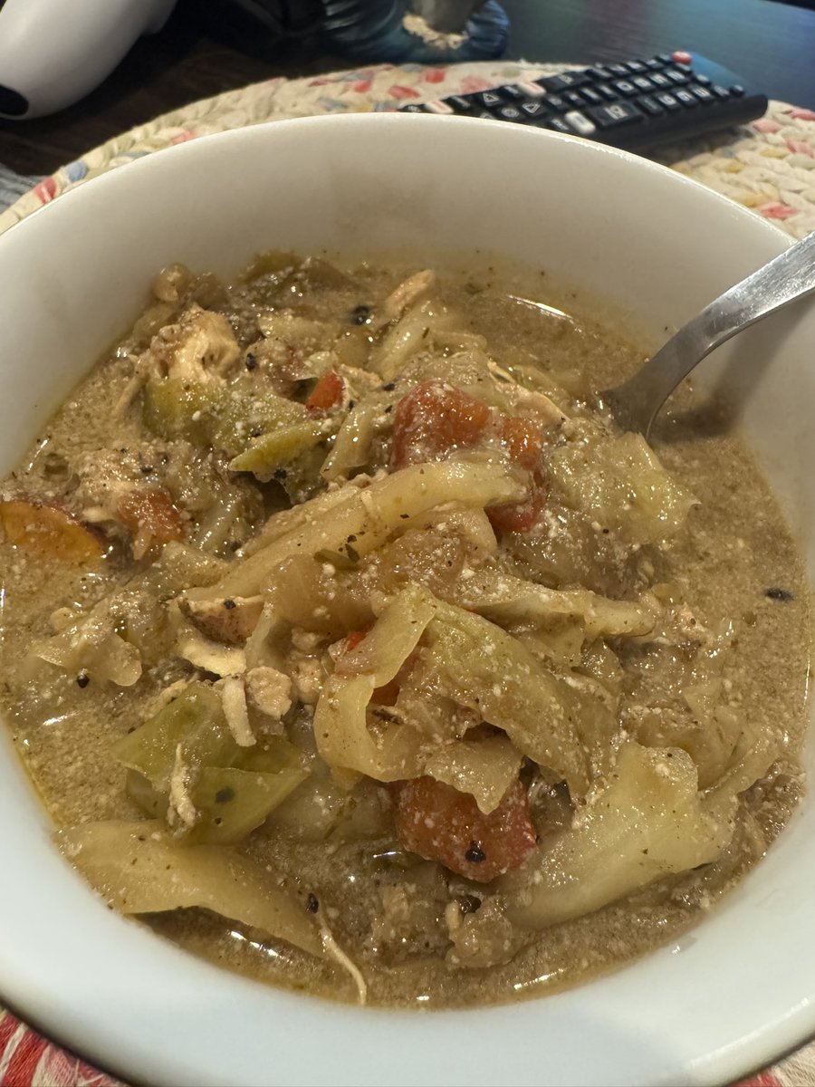 ferqalicious's tweet photo. not the most appetizing photos but yummy and had 3 bowls so far https://t.co/g5RUEVm23p