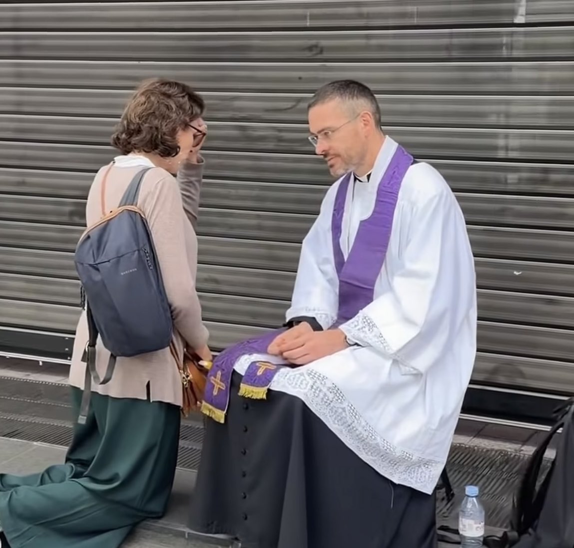 Sachinettiyil's tweet photo. A Catholic priest told Le Parisien that he spent between two and a half and three hours hearing confessions on the streets of Paris during Pope Leo XIV’s visit. https://t.co/NsEnZe4Y1q