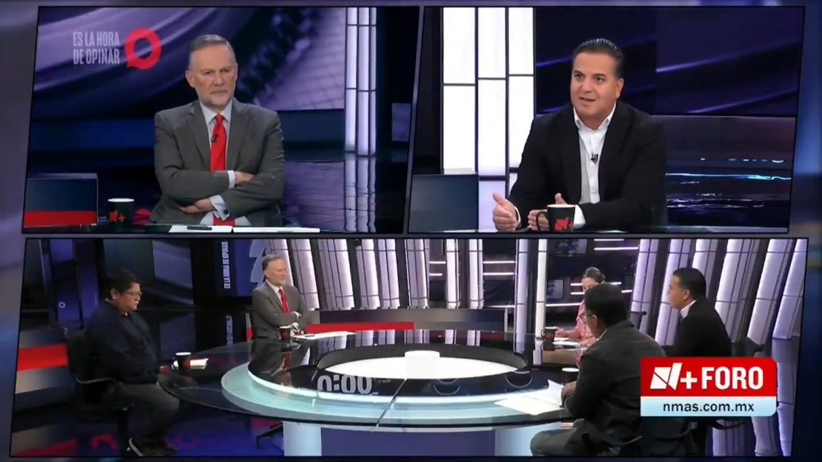 A television broadcast of 'A+ FORO' on nmas.com.mx shows multiple panels of men in suits around a circular studio desk for 'ES LA HORA DE OPINAR'.