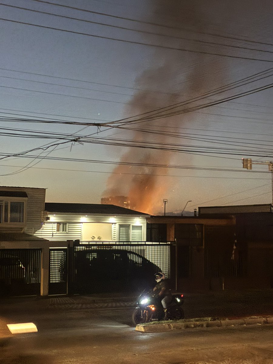 cibarra007's tweet photo. @central132Antof incendio ferrocarril. Lima con rendic, al parecer no comprometen casas… https://t.co/QZZbEB3e9Q