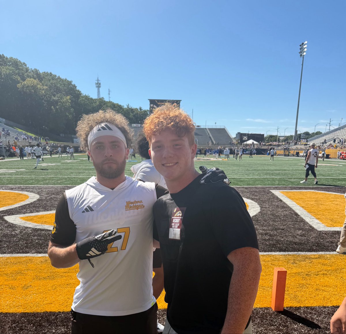 JacksonArvin_LS's tweet photo. I had an awesome game day visit to @WMU_Football. It was great talking with @DSabock and taking in an amazing atmosphere. It was also great catching up with fellow @Nevels_Fitness workout partners @_jrhays and Austin Alexander. @SpecialTeamsU @Ryle_Football @RickyTeutli https://t.co/890xhALJal