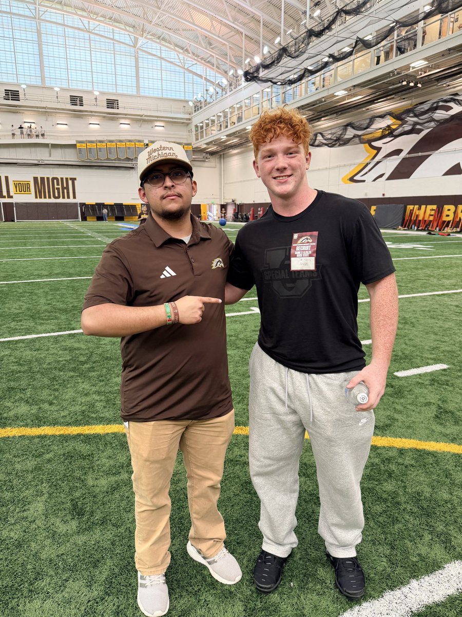 JacksonArvin_LS's tweet photo. I had an awesome game day visit to @WMU_Football. It was great talking with @DSabock and taking in an amazing atmosphere. It was also great catching up with fellow @Nevels_Fitness workout partners @_jrhays and Austin Alexander. @SpecialTeamsU @Ryle_Football @RickyTeutli https://t.co/890xhALJal