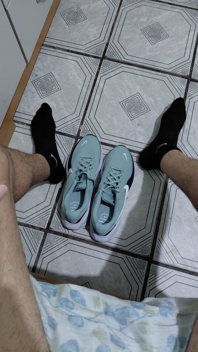 feetmb876's tweet photo. comprei um tênis novo https://t.co/jotF5Rum01