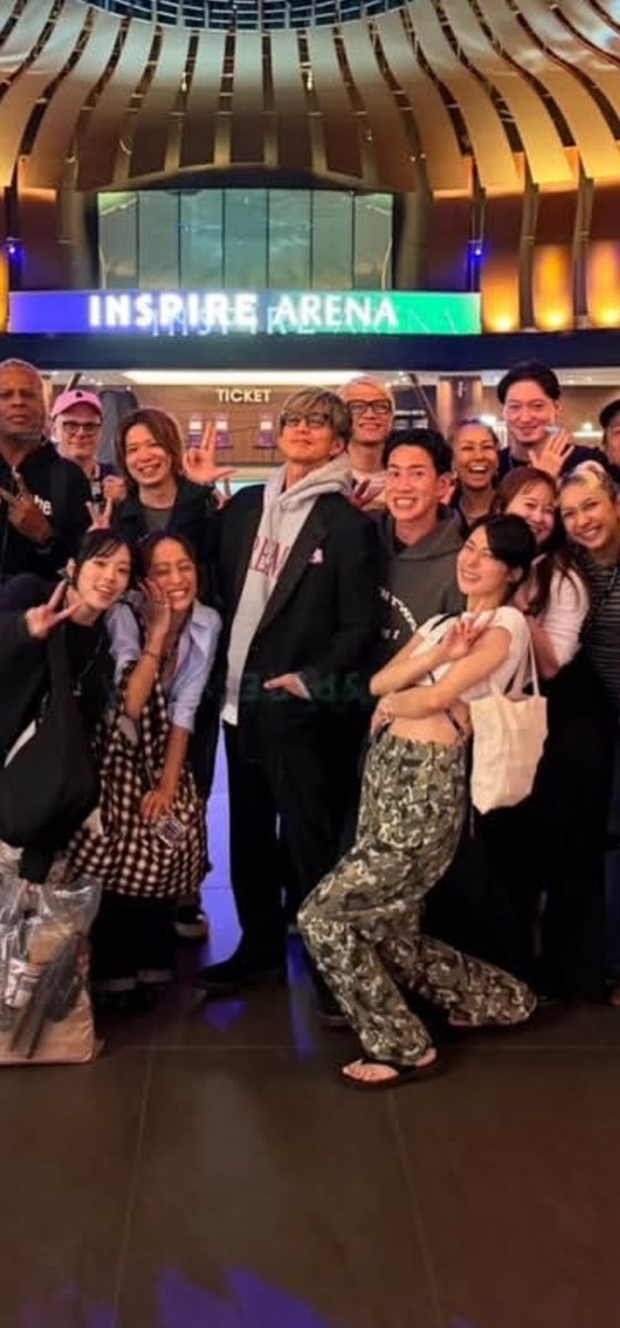 ynder10's tweet photo. 木村さんSeoulのLIVE大成功のようで✨
フーディーはSupremeですかね🤩
レポされているのを見ると撮影スポットのパネル等が大きめでビックリです👀
グッズも制限無しだったとか😱
本日は恒例の木村さ～んでしょうね😁

#木村拓哉
#Checkpoint https://t.co/YDVXLEtkZC